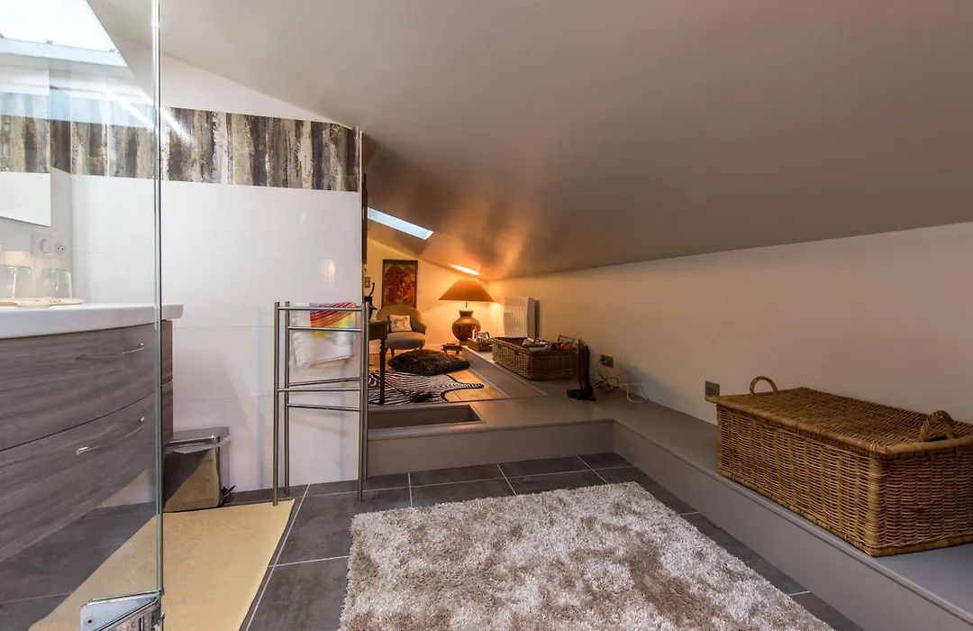 Room In Guest Room - This 10Th Century Home Sits In An Extraordinary Setting In The Center Of Orleans-1